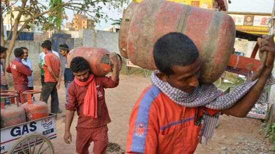ग्यास सिलेन्डर लगायत पेट्रोलियम पदार्थ को मुल्य आकाशियो